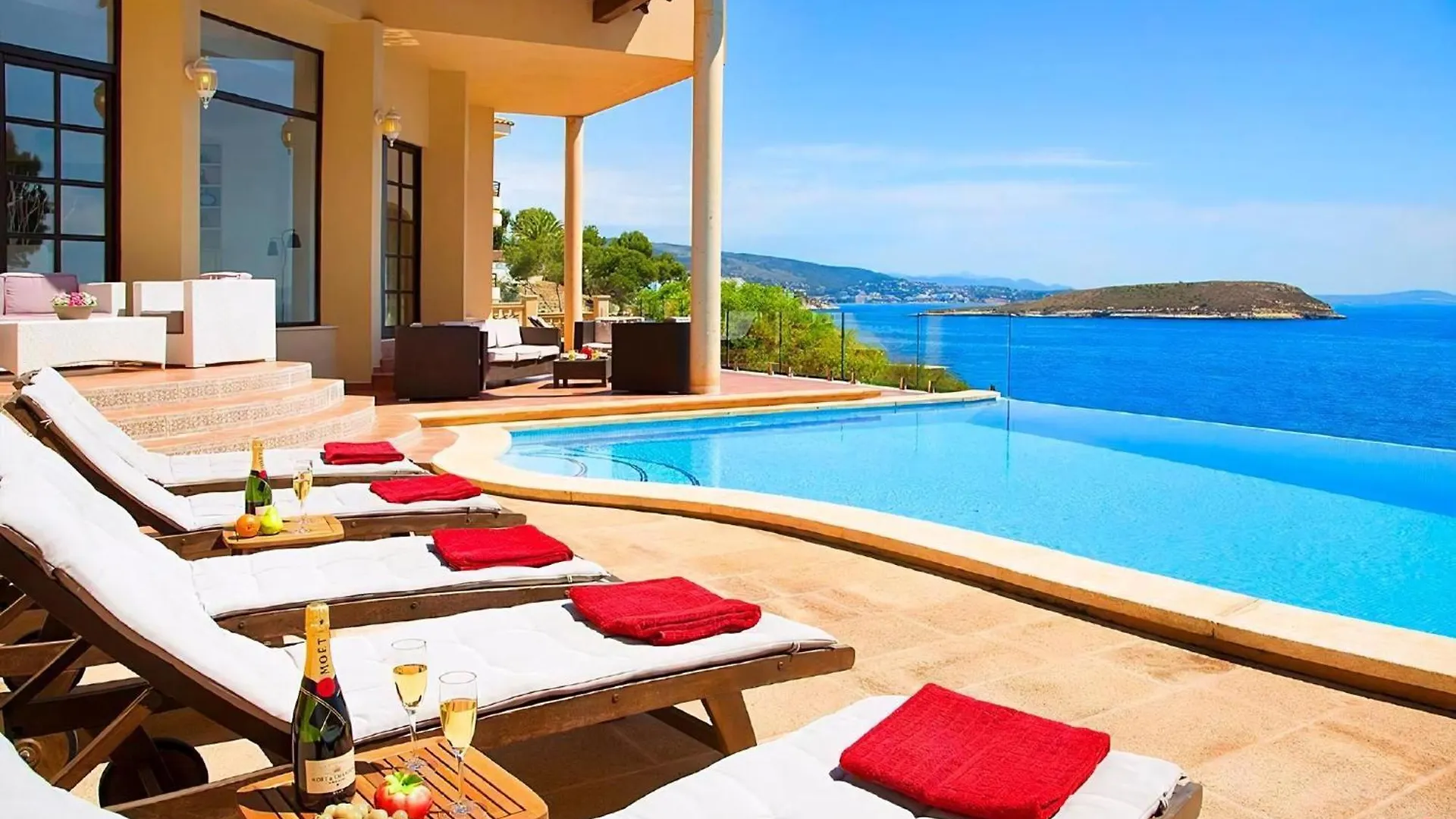 Spektakulaere Sea Front Villa Cala Vinas